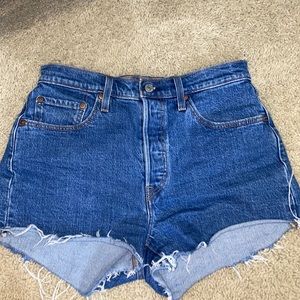 Levi shorts size 28